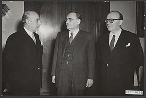 Maarschalk Alexandros Papagos (links), premier van Griekenland, ontvangen door m, Bestanddeelnr 091-0891