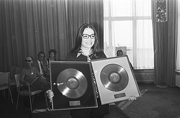 Nana Mouskouri toont haar platen, Bestanddeelnr 924-5530