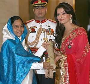 The President, Smt. Pratibha Devisingh Patil presenting the Padma Shri Award to Ms. Aishwarya Rai Bachchan, at the Civil Investiture Ceremony, at Rashtrapati Bhavan, in New Delhi on March 31, 2009