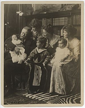 (Theodore Roosevelt with His Family at Sagamore Hill) (13566050043)