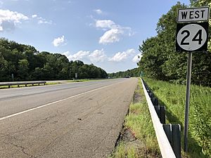 2018-07-28 17 03 46 View west along New Jersey State Route 24 between Exit 7 and Exit 2 in Chatham, Morris County, New Jersey