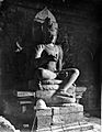 COLLECTIE TROPENMUSEUM Boeddhistisch beeld van mogelijk acoliet in de tempel Tjandi Mendoet rechts. TMnr 60004721