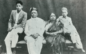 Chandrashekhar-agashe-with-sons-and-wife-1950s