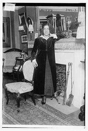 Ethel Leginska ay her fireplace in 1916