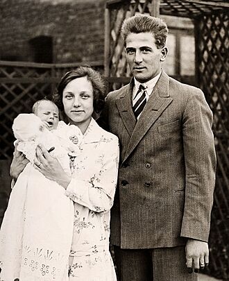 Harold Larwood with wife and daughter c1928