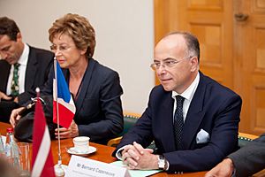 Ministru prezidents Valdis Dombrovskis tiekas ar Francijas Eiropas lietu ministru Bernāru Kazenēvu (Bernard Cazeneuve) (7985361521)