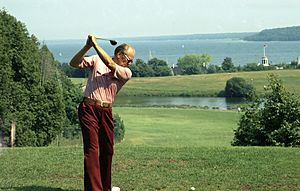 President Ford plays golf - NARA - 7141223