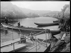 A landing on the Whanganui River at Taumarunui (21488619822)
