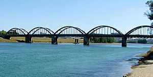 Balclutha Bridge over the Clutha River.jpg