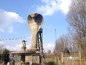 Chessington Kobra Statue