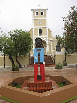Church and monument at Plaza de la Revolución