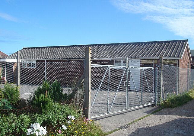 Kingdom Hall of Jehovah's Witnesses, Wembley Avenue, Lancing (July 2009) (3)