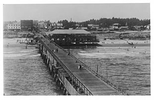 Looking up the Long Beach Pier toward the beach, ca.1895-1905 (CHS-844)