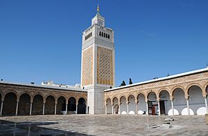 Minaret et patio de la mosquée Zitouna au centre de la Médina de Tunis