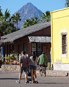 Street Scene - Loreto - Baja California Sur - Mexico - 02 (23894782265) (cropped)