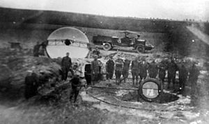 American searchlight crew and equipment in action on Somme front, WWI (32689502005)