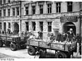 Bundesarchiv Bild 183-L09711b, Berlin, Aufräumungsarbeiten nach Luftangriff