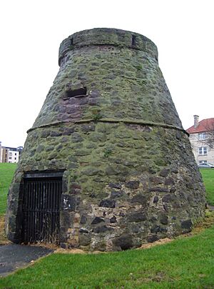 Lochend Castle doocot (16thC)