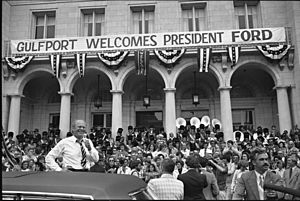 President Ford during a campaign stop - NARA - 7027915