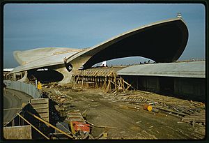 Trans World Airlines Terminal, John F. Kennedy (originally Idlewild) Airport, New York, New York, 1956-62. Construction krb 00588