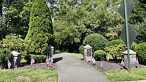 An entrance to Flower Hill Park, Flower Hill, NY.jpg