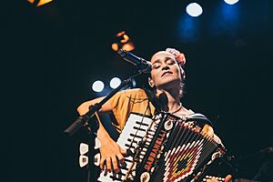 JulietaVenegas in San Sebastián 01
