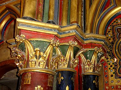 Paris (75), Sainte-Chapelle, chapelle basse, chapiteaux au revers de la façade