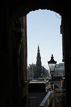The iconic framed view of the Scott Monument from the top of Advocates Close