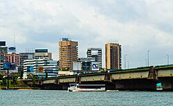 Transport lagunaire à Abidjan