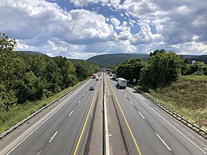 2022-08-15 14 07 36 View east along Interstate 80 (Keystone Shortway) from the overpass for the ramp from Pennsylvania State Route 611 in Smithfield Township, Monroe County, Pennsylvania