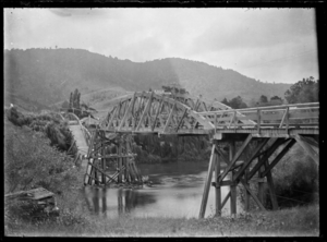 Damaged bridge over the Waipa River, 1917. ATLIB 284108