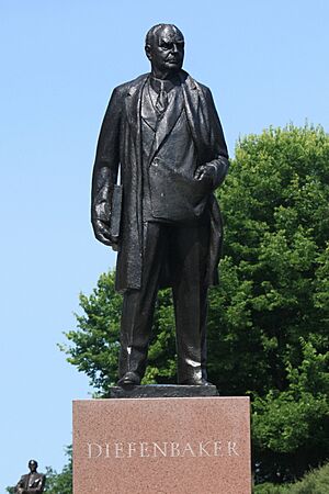 Diefenbaker-statue-Ottawa