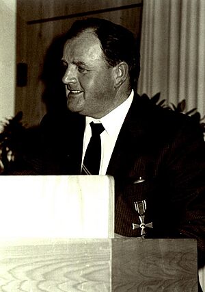 Friedrich Wilhelm Schnitzler 1984 Bundesverdienstkreuz der BRD.jpg