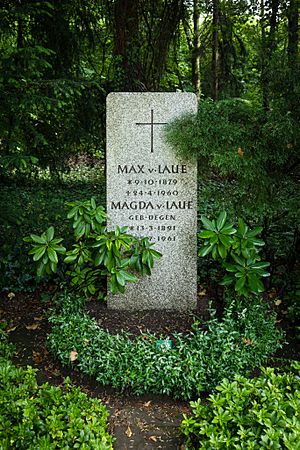 Grave of Max von Laue at Stadtfriedhof Göttingen 2017 01