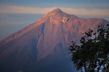 In Antigua Guatemala-Volcan de Fuego (6849909334).jpg
