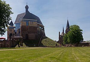 Kessel, hostellerie de Neerhof met Rooms Katholieke kerk Onze Lieve Vrouwe Geboortekerk RM23638 foto8 2017-05-17 13.57