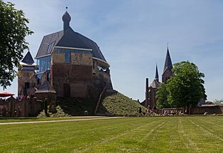 Kessel, hostellerie de Neerhof met Rooms Katholieke kerk Onze Lieve Vrouwe Geboortekerk RM23638 foto8 2017-05-17 13.57