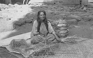 Lauhala weaver, Pukoo, Molokai (PP-33-6-001)