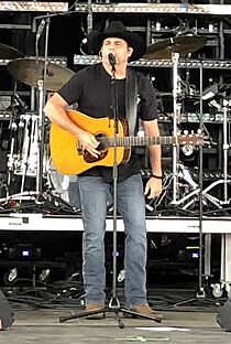 Rhett-Akins-Performs-in-Indianapolis-2019 (cropped)