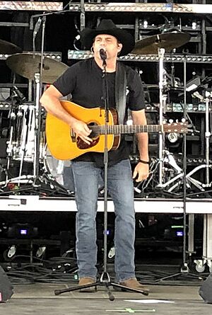 Rhett-Akins-Performs-in-Indianapolis-2019 (cropped)