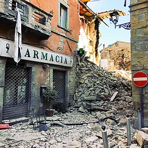 Terremoto centro Italia 2016 - Amatrice - farmacia (29033930040)