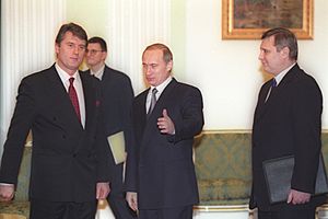 Vladimir Putin with Viktor Yushchenko-3