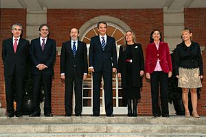 Zapatero junto con los nuevos ministros del Gobierno