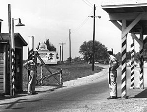 1946-Solway-Gate-MPs-on-duty-Oak-Ridge