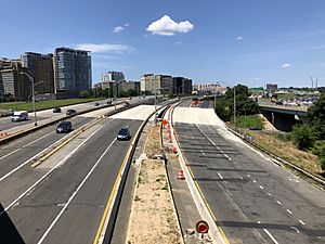 2019-06-26 11 51 06 View south along Interstate 395 (Henry G. Shirley Memorial Highway) from the overpass for U.S. Route 1 southbound (Richmond Highway) in Arlington County, Virginia