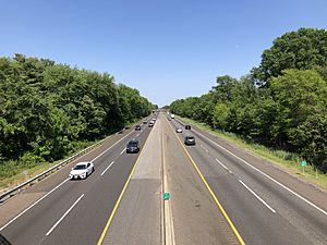 2021-05-21 15 45 46 View north along New Jersey State Route 700 (New Jersey Turnpike) from the overpass for New Jersey State Route 41 and Camden County Route 573 (Clements Bridge Road) in Barrington, Camden County, New Jersey