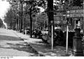 Bundesarchiv Bild 121-0396, Frankreich, Allee mit zerstörten Fahrzeugen