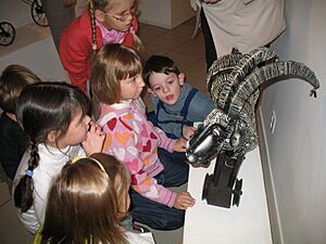 Commons-Children in Museum
