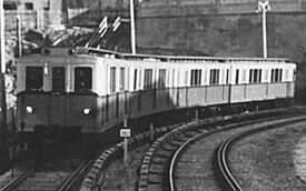 V2 train in curve, Kutuzovskaya - Fili (cropped)