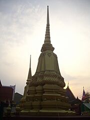 Wat Intharam (Wat Bang Yi Ruea Nok) - The stupa of King Taksin (1)